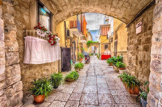 2-Hour Guided Walking Tour of Bari with Street Food - The 3:00 pm start and the end at Largo Chiurlia