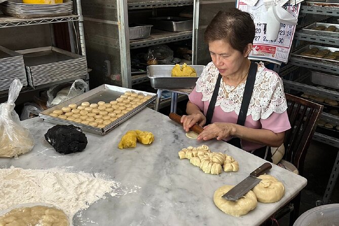2 Hours Phuket Old Town Street Food Walking Tour - Why the English-speaking guide matters