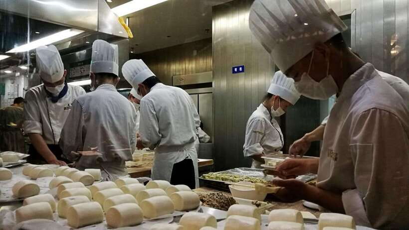 3-Hour Shanghai Street Food Tasting & Old Town Private Tour - The nine lucky zigzag bridge and tea house