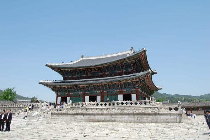 4 Hours UNESCO Palace and Street Food Tour in Seoul - The 15-minute walk through Jongno