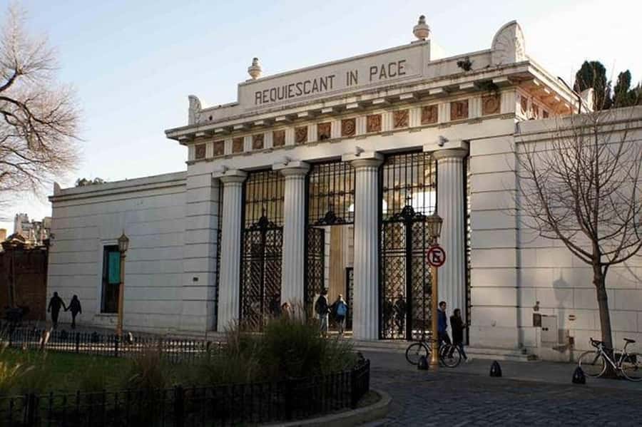 5hs Small Group City Tour of Buenos Aires with Street Food - Recoleta and the question of cemetery time