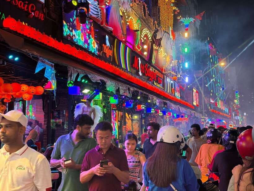 Acoustics Live Music And Saigon Night Life Street Food Tour - Acoustic Music From 20:00 to 22:00