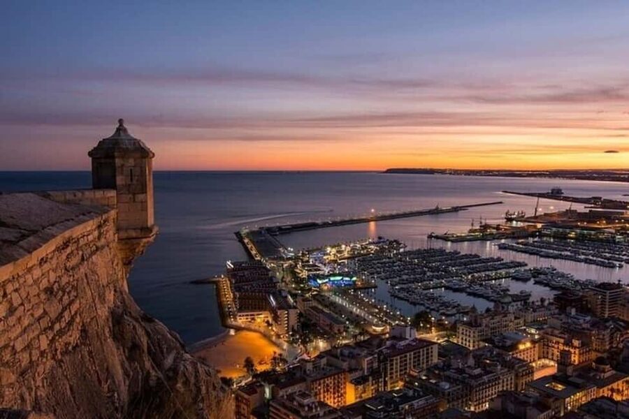 Alicante: Best Street Food Tour With A Local Guide - Starting near La Lonja and getting your bearings