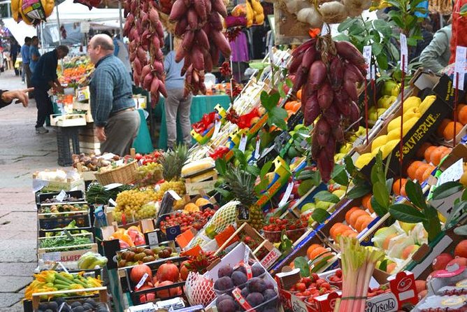An exclusive experience: food market, private chef and lunch! - Preparing a traditional main course