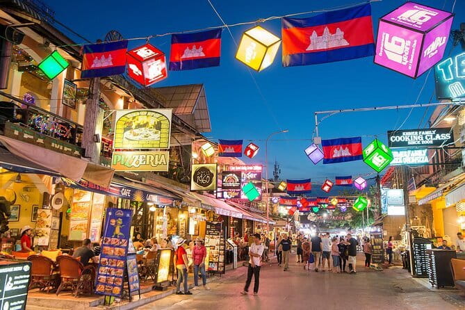Apsara Show Dinner and Night Market Pub street - A short look at Pub Street after dark