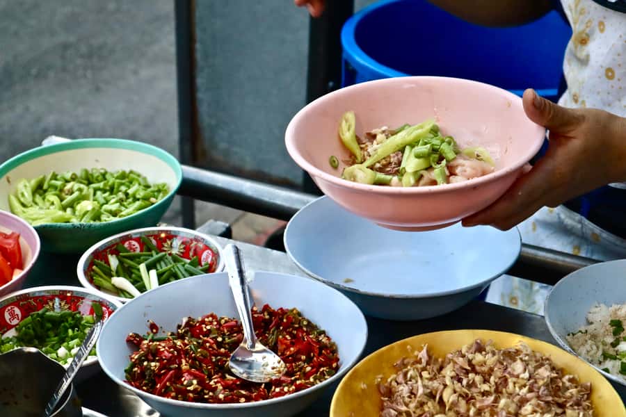 Bangkok: Chinatown Street Food Tour with 8+ Local Dishes - What six venues and 8+ tastings really mean