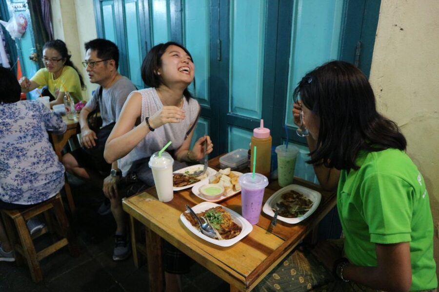 Bangkok: E-Scooter Night Tour with Local Street Food - Wat Suthat, the Giant Swing, and the final riverside ride