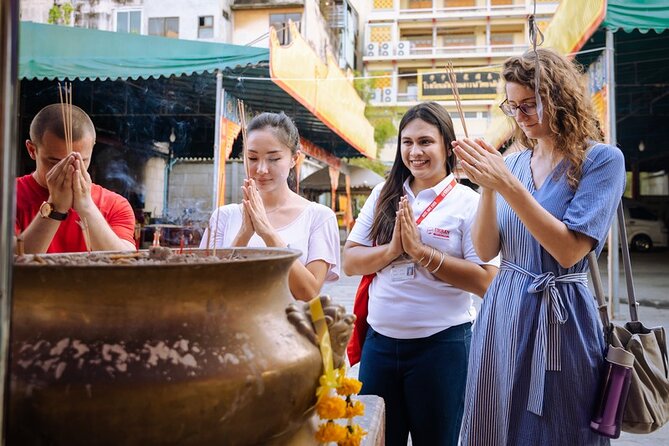 Bangkok Hidden Gems: Talad Noi, Chinatown & Street Food Tour - Chow Sue Kong Shrine and Sol Heng Tai Mansion