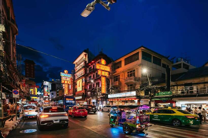 Bangkok: Michelin Guide Street Food Tour by Tuk Tuk - A tuk tuk ride with real sightseeing along the way