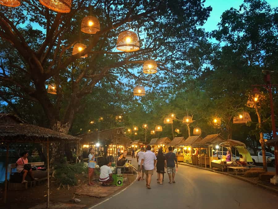 Bangkok: Private Trip to Ayutthaya Temples & Night Market - The night market and local food