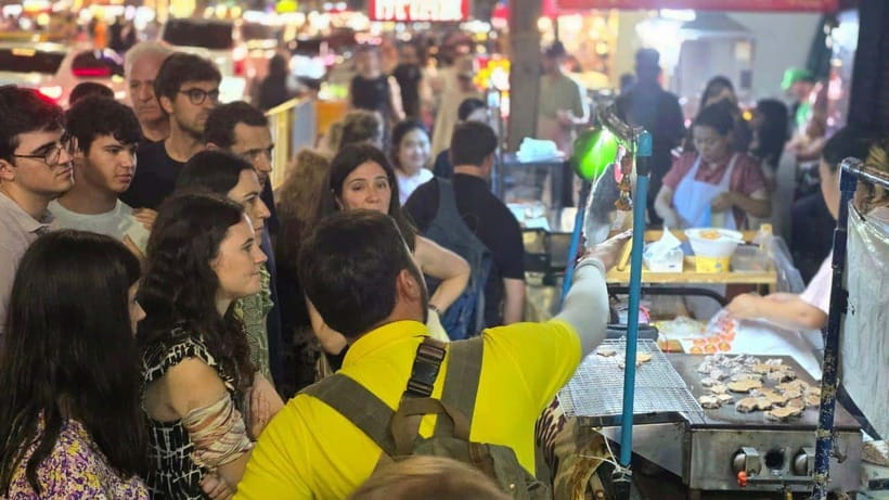 Bangkok: Street Food Tasting Tour at Night - Meeting the tour at Wat Mangkon MRT