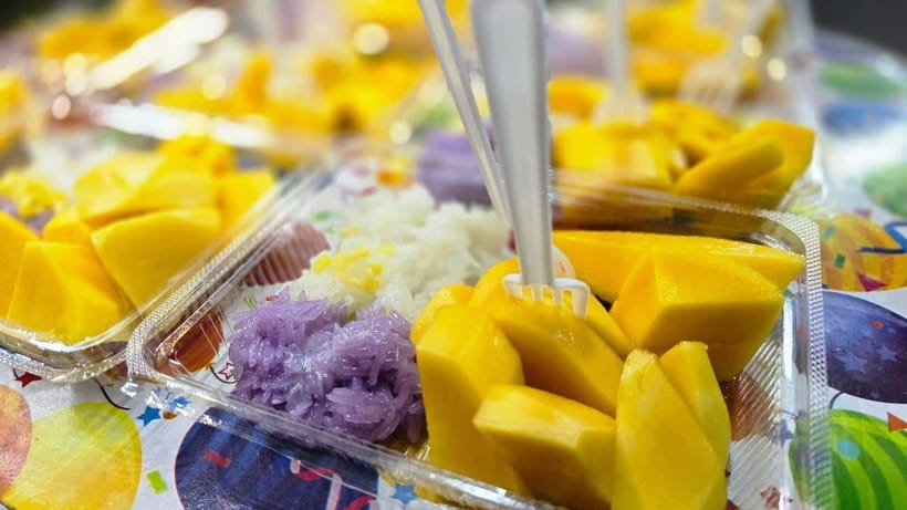 Bangkok: Street Food Tasting Tour at Night - What the guides add to the food