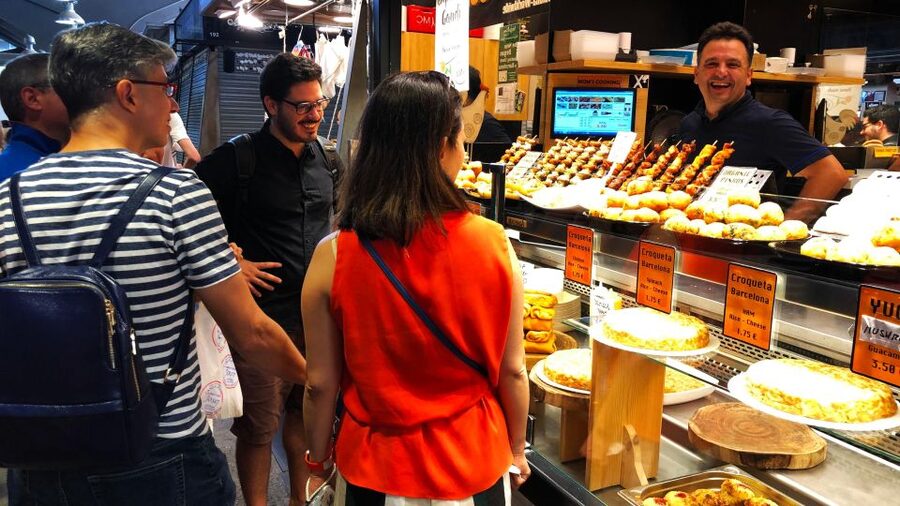 Barcelona: Street Food & Sightseeing Tour with Local Market - Walking through the Gothic Quarter