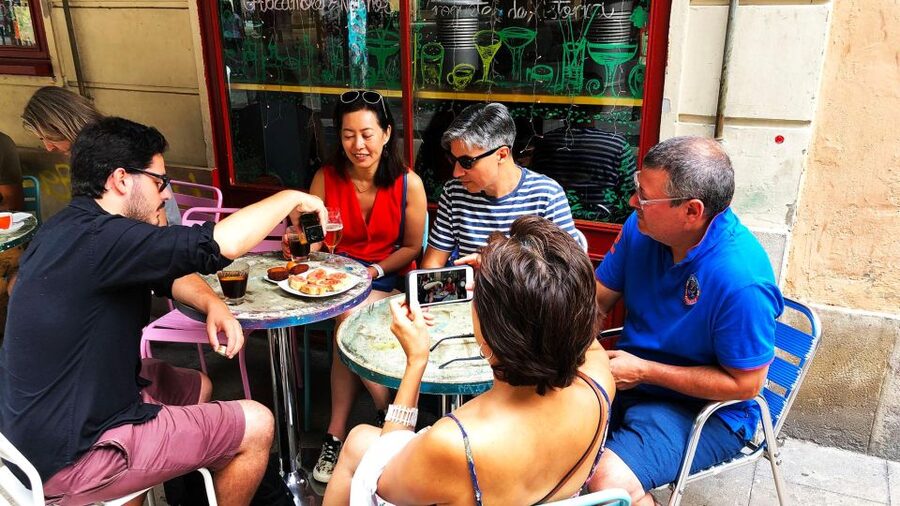 Barcelona: Street Food & Sightseeing Tour with Local Market - The guides make the difference