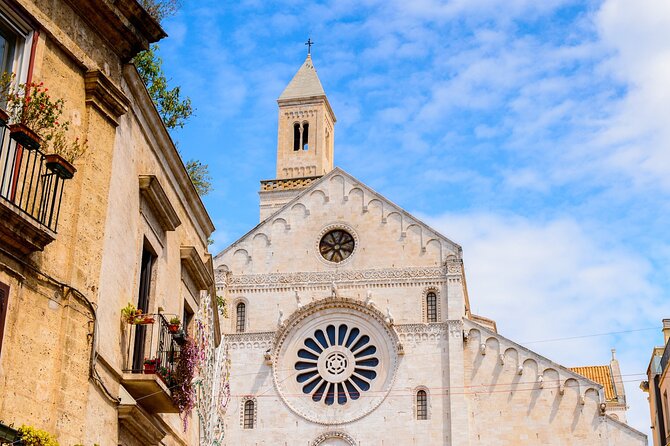 Bari: Street Food Walking Tour with a Local Guide - The first tastings: focaccia and panzerotti