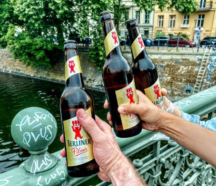 Berlin: Street Food Tour with 10 Tastings - Bergmannstraße and Mehringdamm between bites