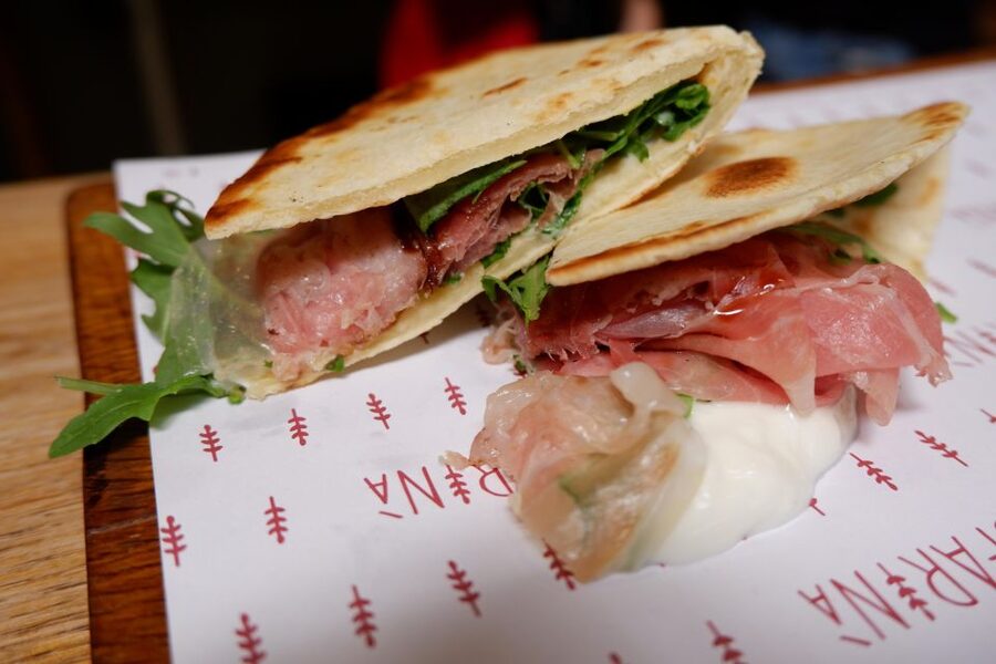 Bologna: Guided Food Markets Tour - The ten-minute walk to the Quadrilatero