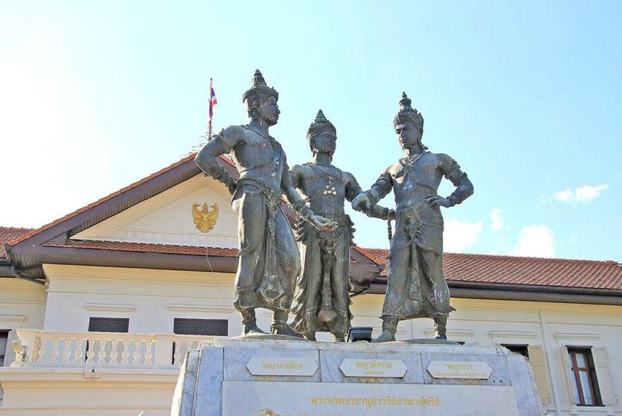 Chiang Mai: Temples and Street Food Night Tour by Tuk Tuk - Wat Phra Singh’s Lanna design
