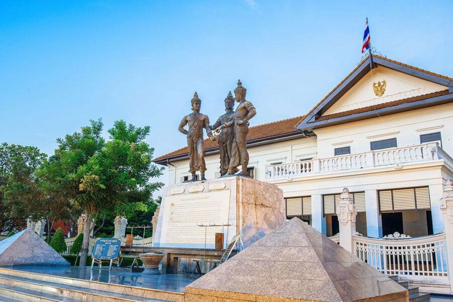 Chiang Mai: Temples and Street Food Night Tour by Tuk Tuk - The Three Kings Monument in 20 minutes