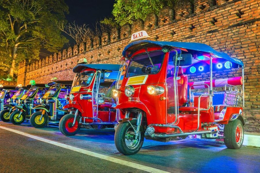 Chiang Mai: Temples and Street Food Night Tour by Tuk Tuk - Mueang Mai or Warorot Market for dinner