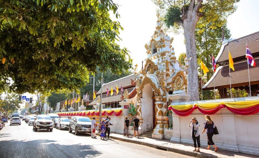 Chiang Mai: Temples and Street Food Night Tour by Tuk Tuk - Who should book this experience?