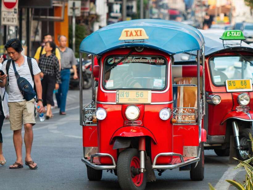 Chiang Mai: Tuk-Tuk Evening Tour with Temples & Street Foods - Wat Lok Moli, a quieter Lanna stop