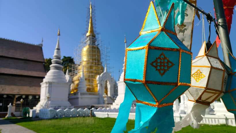 Chiang Mai: Tuk-Tuk Evening Tour with Temples & Street Foods - Chang Phuak Gate for your first market meal