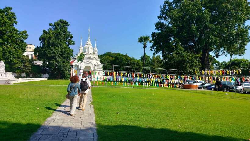 Chiang Mai: Tuk-Tuk Evening Tour with Temples & Street Foods - What the tuk-tuk ride is really like