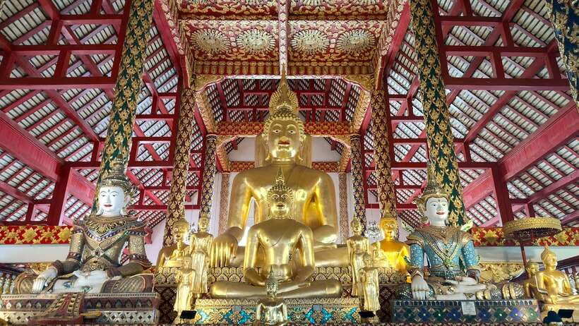 Chiang Mai: Tuk-Tuk Evening Tour with Temples & Street Foods - Pickup, clothing, and practical preparation