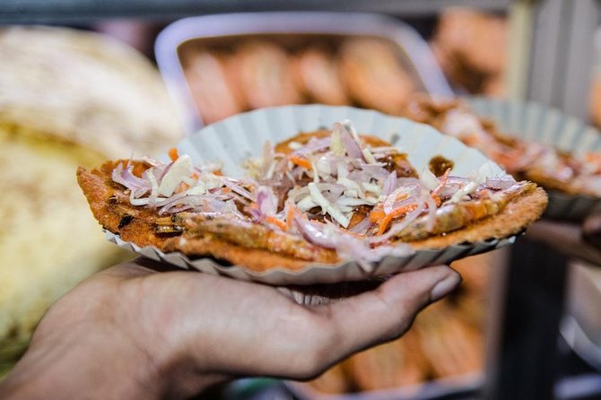 COLOMBO PRIVATE CITY TOUR WITH street food( All inclusive ) - The food promise, from king coconut to koththu