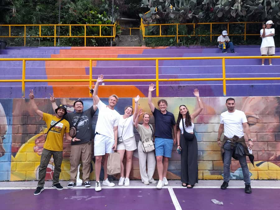 Comuna 13: Graffiti tour & Street Food/drink with telesferic - Starting at Poblado Metro Station