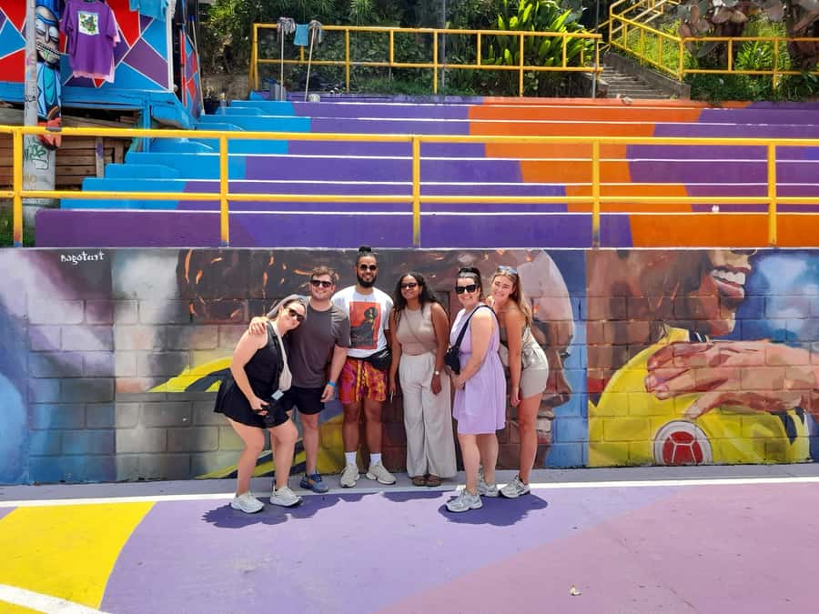 Comuna 13: Graffiti tour & Street Food/drink with telesferic - The cable car and Medellín from above