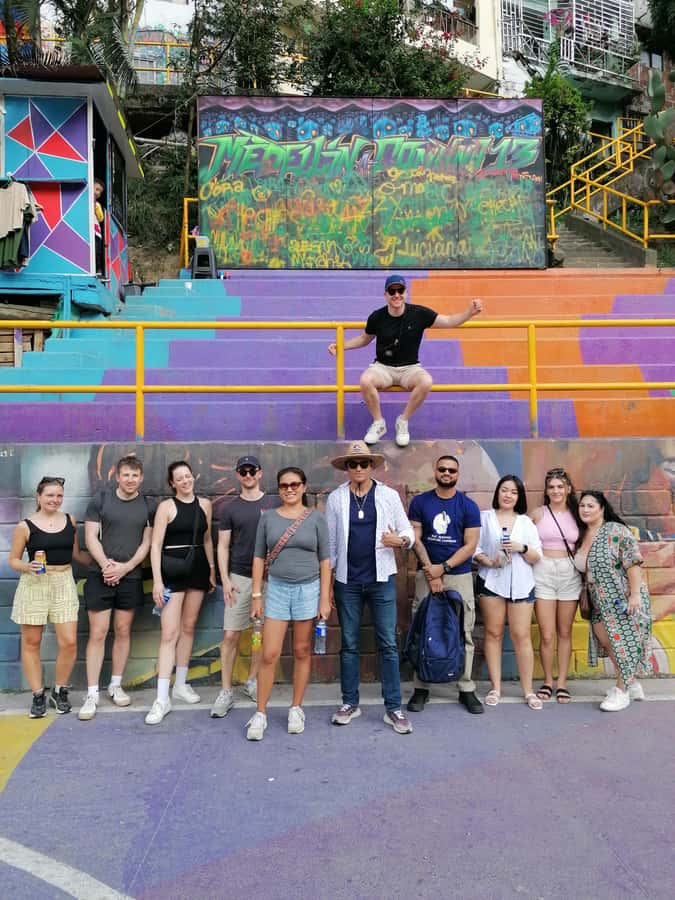 Comuna 13: Graffiti tour & Street Food/drink with telesferic - Music, dance, and local leadership