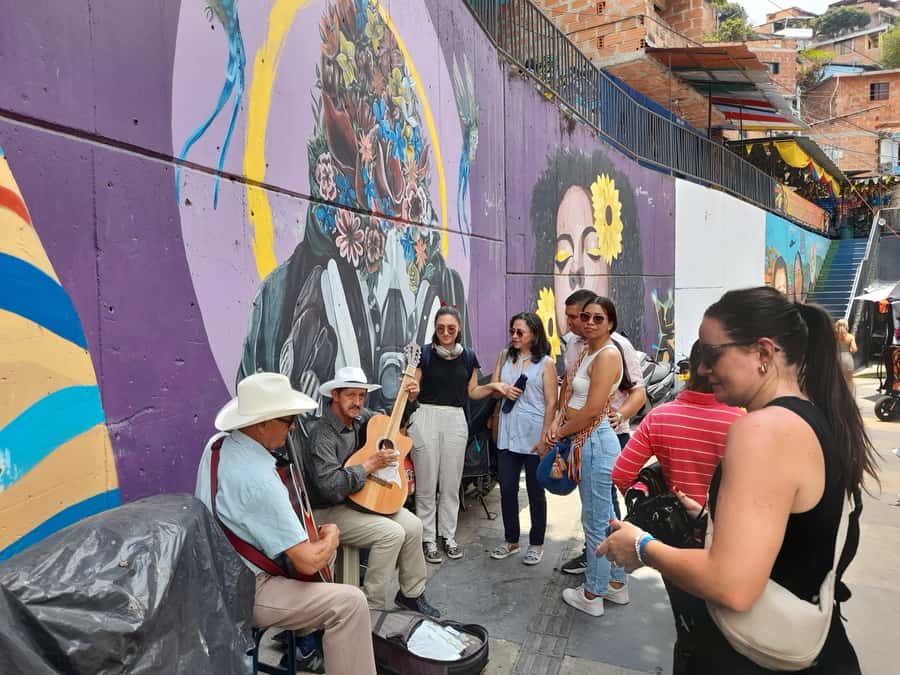 Comuna 13: Graffiti tour & Street Food/drink with telesferic - Getting back to Poblado