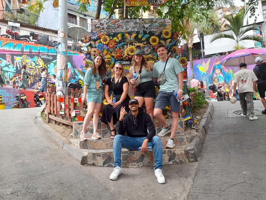 Comuna 13: Graffiti tour & Street Food/drink with telesferic - Metro, bus, and the long approach to Comuna 13