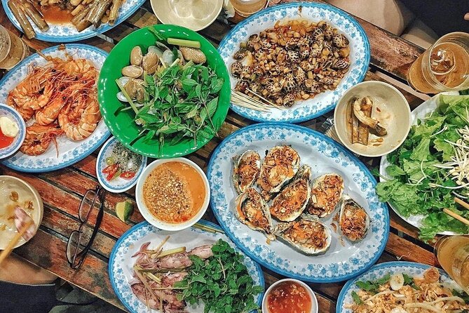 Da Nang By Night: Seafood dinner, night market and cruise trip - Seafood dinner with a local guide
