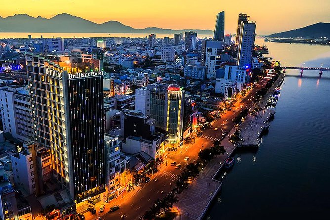Da Nang By Night: Seafood dinner, night market and cruise trip - A 45-minute Han River cruise with live music
