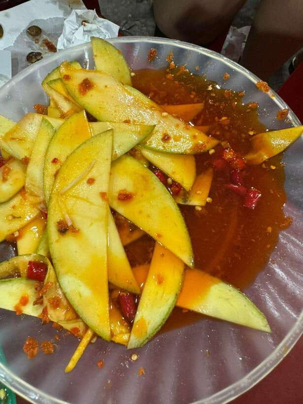 Da Nang City Street Food Private Tour With Local Students - The market stop and first tastes