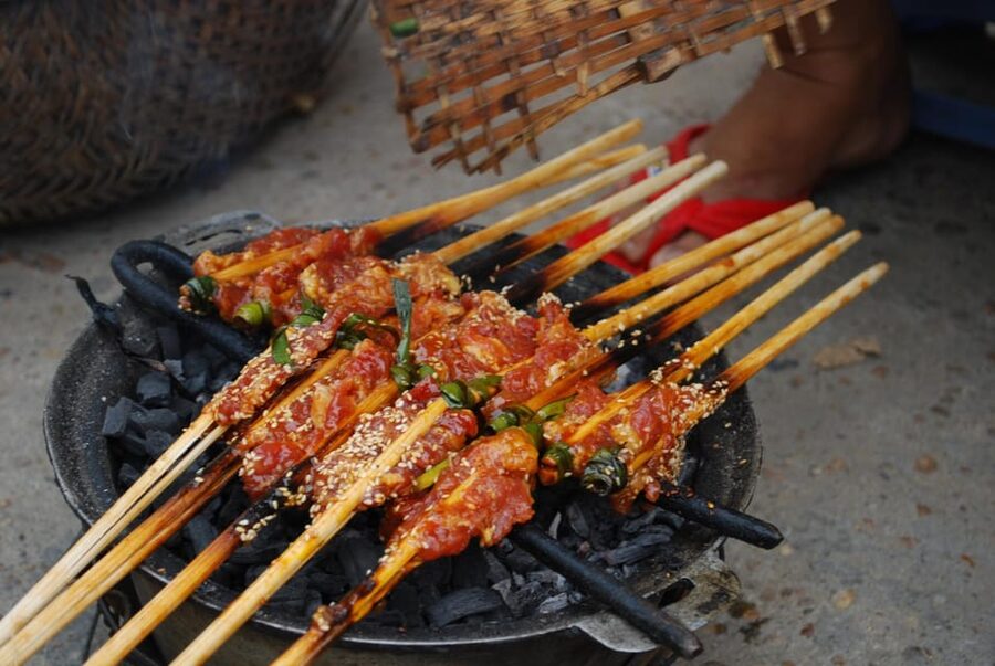 Da Nang: Hidden Street Food By Walking Tour with Local Lady - Seafood or crab noodles at the second stop