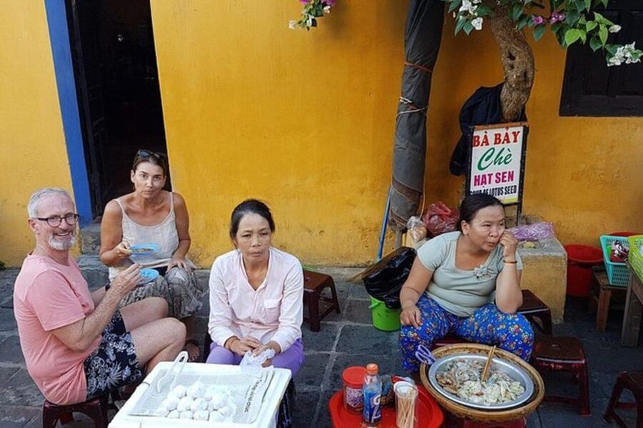 Da Nang: Hidden Street Food By Walking Tour with Local Lady - A pagoda visit with a quiet change of pace