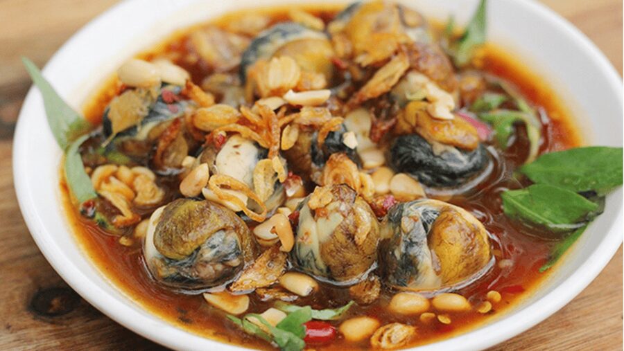 Da Nang: Local Street Food Walking Tour - The opening tastes: bold, salty, sweet, and unfamiliar