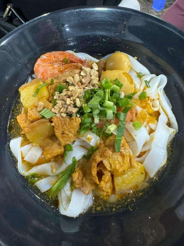 Đà Nẵng Private Street Food Tour With Beautiful Female Guide - A 25-minute Dragon Bridge show at 9:00 PM
