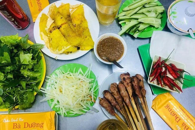 Da Nang Street Foodie Walking Tour - Walking between old restaurants