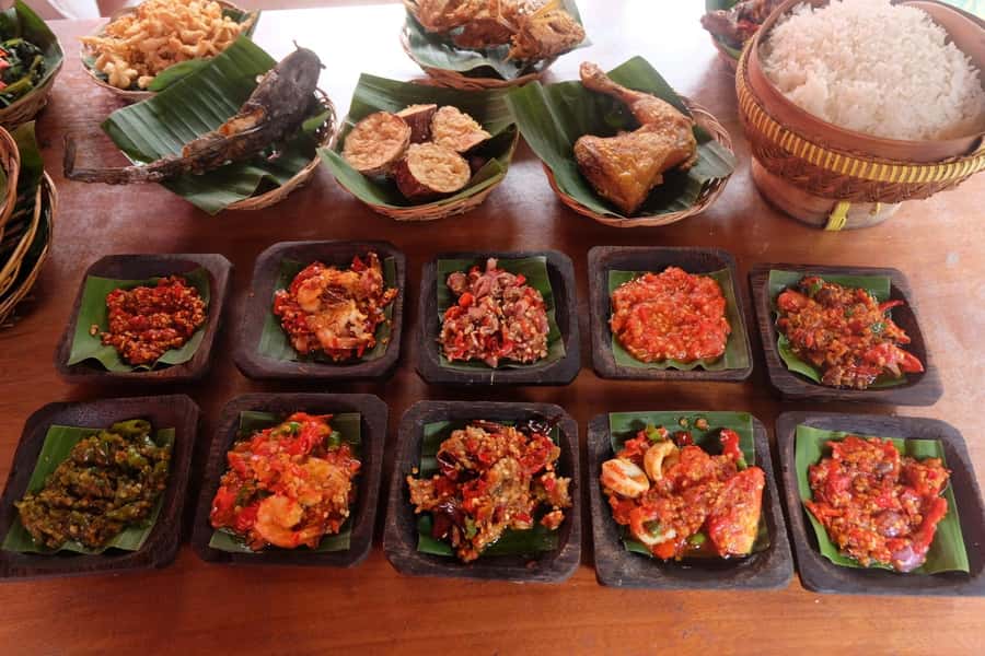 Denpasar: Night Street Food Walking Tour - Stop two: babi guling and the flavors of Bali