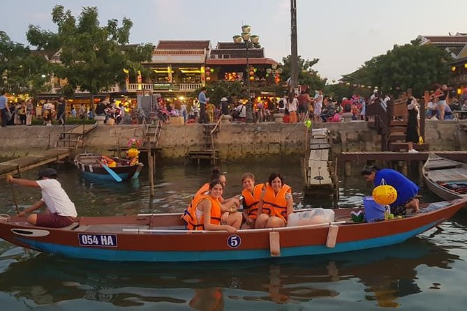 Discover Hoi An Walking Tour, Sampan Boat Ride, Night Market &Colourful Lanterns - One hour among lanterns and market stalls