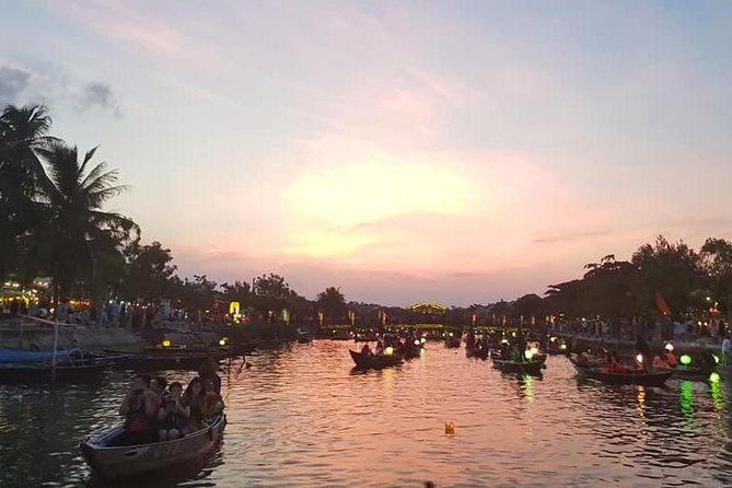 Discover Hoi An Walking Tour, Sampan Boat Ride, Night Market &Colourful Lanterns - What the guide adds to the evening