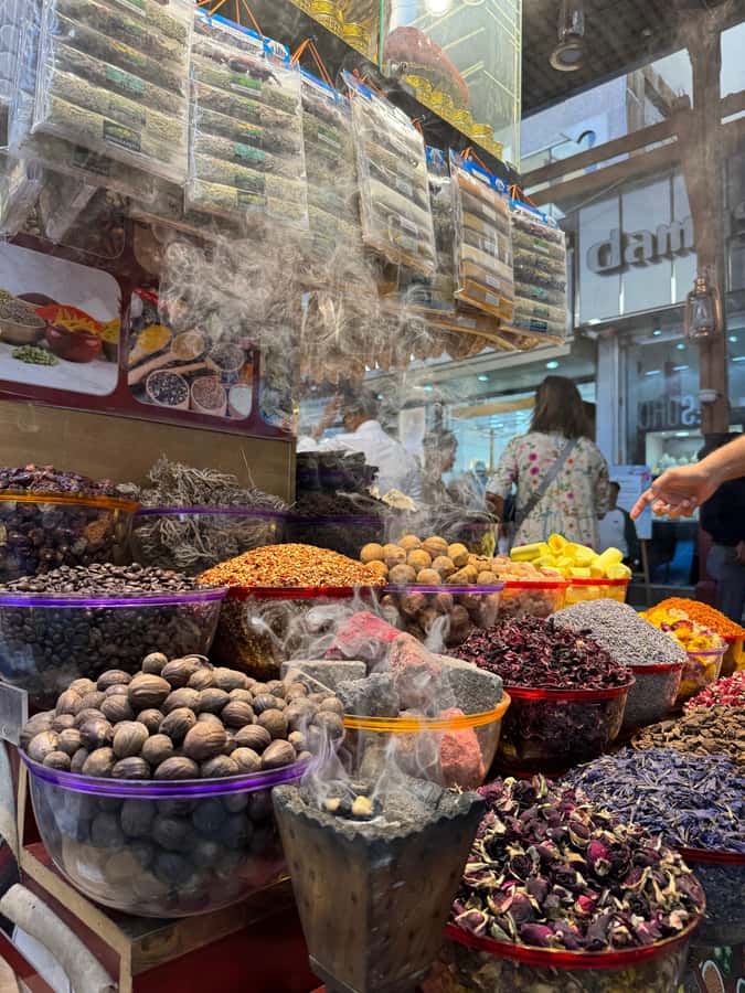 Dubai: Old Town Walking Tour with Abra Cruise & Street Food - Gold Souk: spectacle with a shopping edge