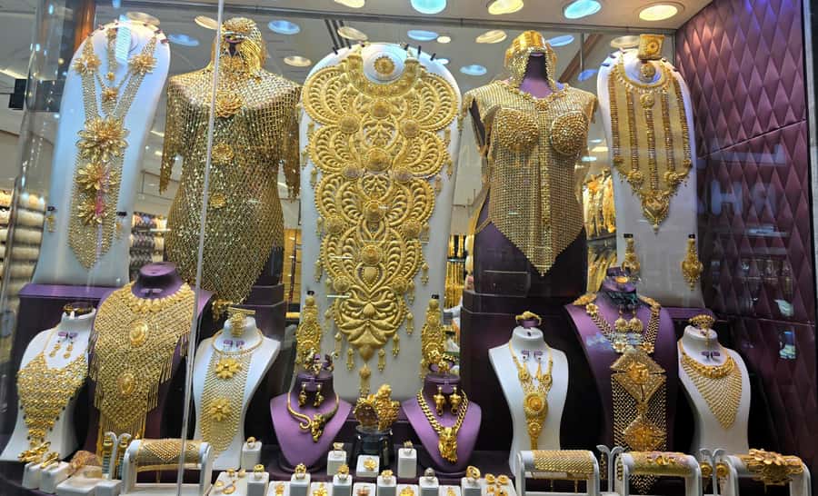 Dubai: Premium Old Town, Street Food, Souks & Boat Ride Tour - What the guides add to the experience