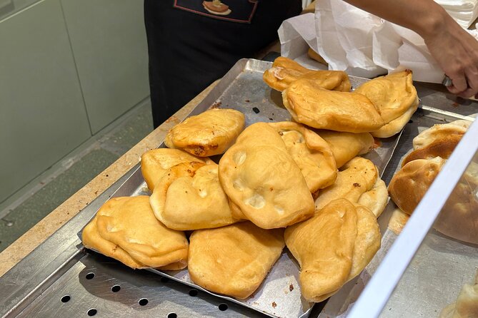 Eating Milan Street Food Tour with Guided Tasting and Sightseeing - La Scala, Palazzo Marino, and the final stretch