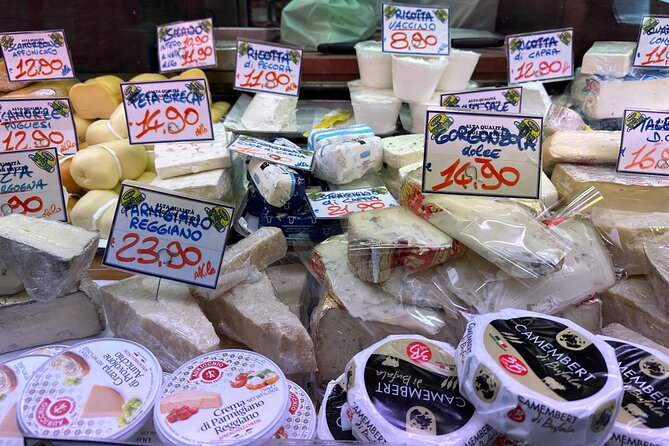 Eating Milan Street Food Tour with Guided Tasting and Sightseeing - The standing-and-sharing question